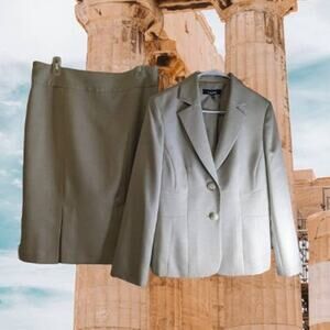 Le Suit 10 2 piece Jacket and skirt green lined polyester woman's suit. Winter.
